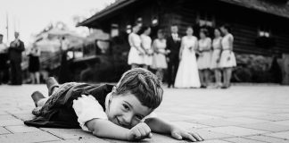 Cei mai expresivi copii surpinși de fotografii de nuntă din România