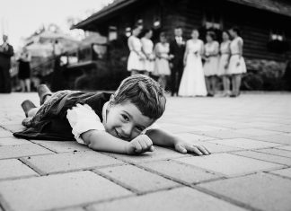 Cei mai expresivi copii surpinși de fotografii de nuntă din România