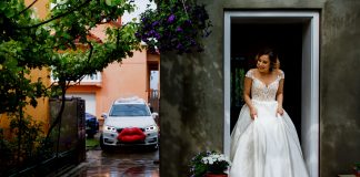 Cristina și Florin: o nuntă cu emoții intense, mașină machiată și petrecere ca în povești