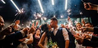 Saruturi romantice surprinse de fotografii de nunta