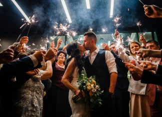 Saruturi romantice surprinse de fotografii de nunta