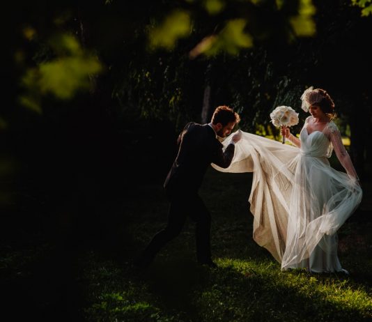 Sesiuni foto trash the dress prezentate prin 30 de imagini pline de culoare Trash The Dress