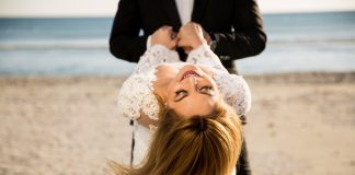 Sesiuni foto trash the dress la mare prezentate prin 25 de imagini superbe Trash The Dress la mare