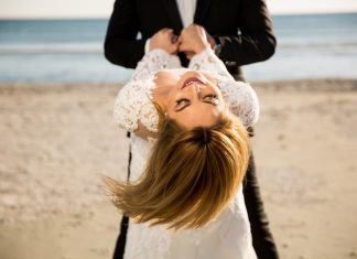 Sesiuni foto trash the dress la mare prezentate prin 25 de imagini superbe Trash The Dress la mare