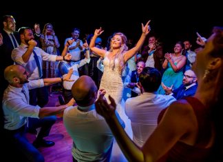 Petrecerea de nunta ilustrata prin 31 de fotografii pline de viata