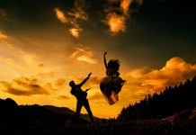 Sesiuni foto trash the dress in natura in 30 de imagini splendide Sesiuni foto trash the dress in natura