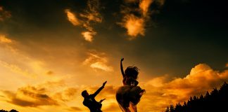 Sesiuni foto trash the dress in natura in 30 de imagini splendide Sesiuni foto trash the dress in natura