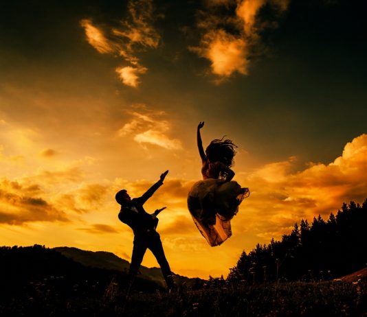 Sesiuni foto trash the dress in natura in 30 de imagini splendide Sesiuni foto trash the dress in natura