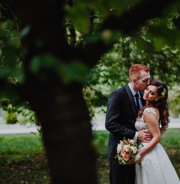 Nunta rustica de basm intr-o poenita de castel la Domeniul Lupas nunta rustica