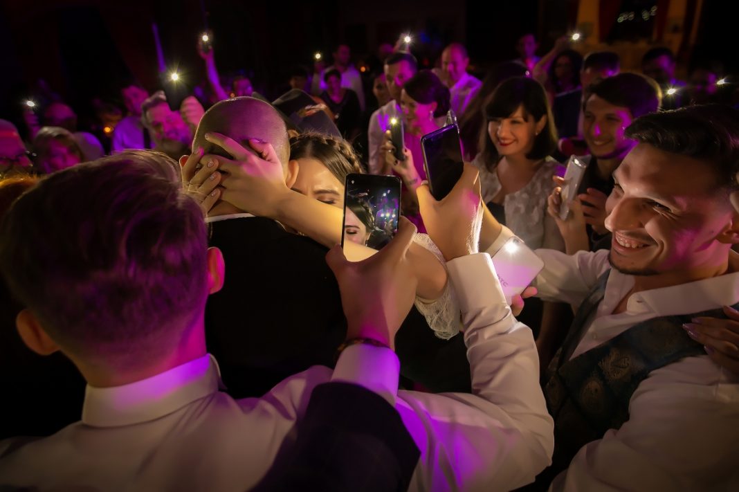 Cu telefonul la nunta în 2019
