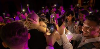 Cu telefonul la nunta in 25 de imagini simpatice realizate de fotografii romani Cu telefonul la nunta în 2019