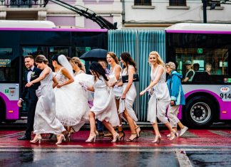 Domnisoarele de onoare in 21 de imagini deosebite Domnisoarele de onoare in 21 de imagini deosebite