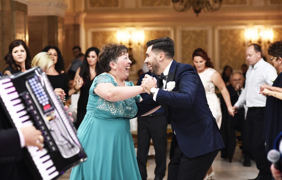 25 de melodii de nunta pentru dansul cu mama ta