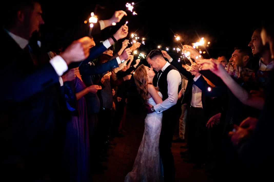 Artificii, torte sau sparklers la nunta in 30 de fotografii minunate
