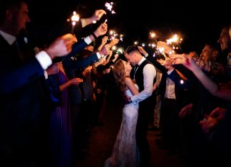 Artificii, torte sau sparklers la nunta in 30 de fotografii minunate Artificii, torte sau sparklers la nunta in 30 de fotografii minunate