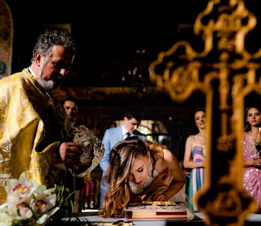 Domnișoara de onoare care ține lumânarea. Cum o alegi Domnișoara de onoare care ține lumânarea. Cum o alegi