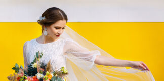 Ten deschis la culoare? Cum te machiezi și cum îți alegi rochia?