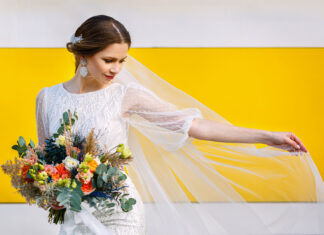 Ten deschis la culoare? Cum te machiezi și cum îți alegi rochia?