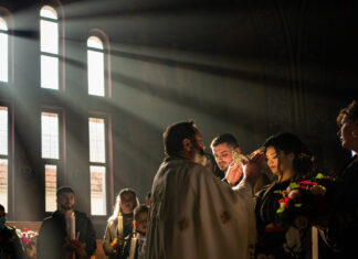 Cununie religioasă în biserică – 20 imagini emoționante Cununie religioasă în biserică - 20 imagini emoționante