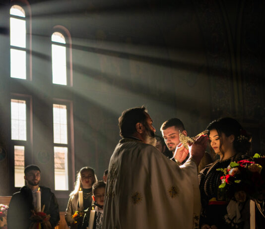 Cununie religioasă în biserică – 20 imagini emoționante Cununie religioasă în biserică - 20 imagini emoționante