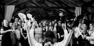 „Jocul cu pantoful” la nuntă. 70 de întrebări inspirate "Jocul cu pantoful" la nuntă. 70 de întrebări inspirate