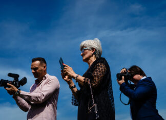 Cum gestionează un fotograf de nuntă lumina mai puțin favorabilă