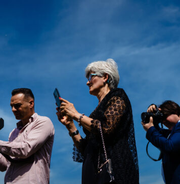 Cum gestionează un fotograf de nuntă lumina mai puțin favorabilă