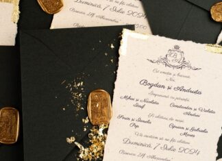 Invitațiile de nuntă handmade vs. Invitațiile de nuntă la scară largă