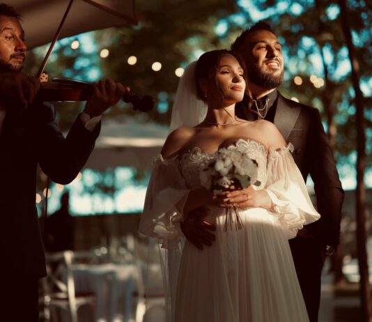 Cum să porți împreună verigheta și inelul de logodnă