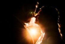 Idei de fotografii pentru ședința de logodnă desfășurată toamna