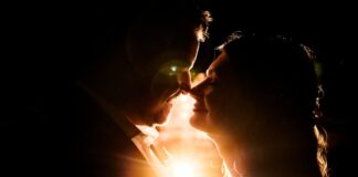 Idei de fotografii pentru ședința de logodnă desfășurată toamna