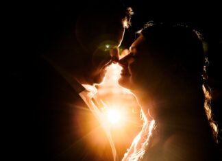 Idei de fotografii pentru ședința de logodnă desfășurată toamna