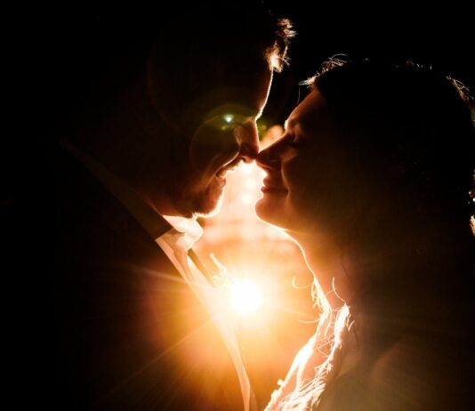 Idei de fotografii pentru ședința de logodnă desfășurată toamna