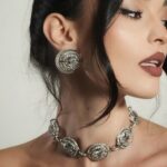 Bijuterii de mireasă statement: cum alegi piesele care definesc întreaga apariție