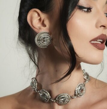 Bijuterii de mireasă statement: cum alegi piesele care definesc întreaga apariție