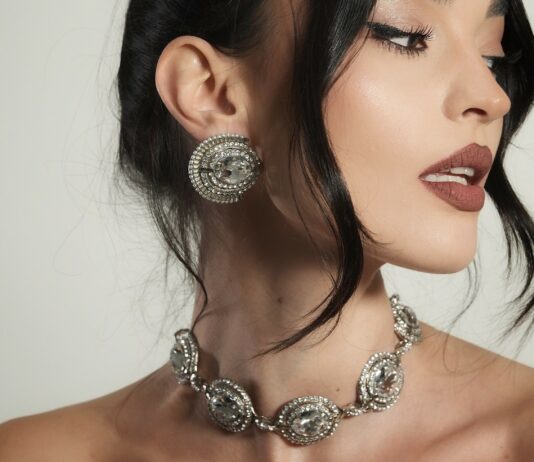 Bijuterii de mireasă statement: cum alegi piesele care definesc întreaga apariție