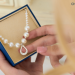 De la cererea în căsătorie la prima aniversare: cum poate o bijuterie personalizată să păstreze povestea cuplului